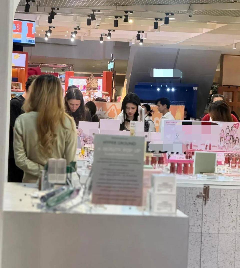 被网友偶遇身材娇小五官立体打扮时尚洋气麻