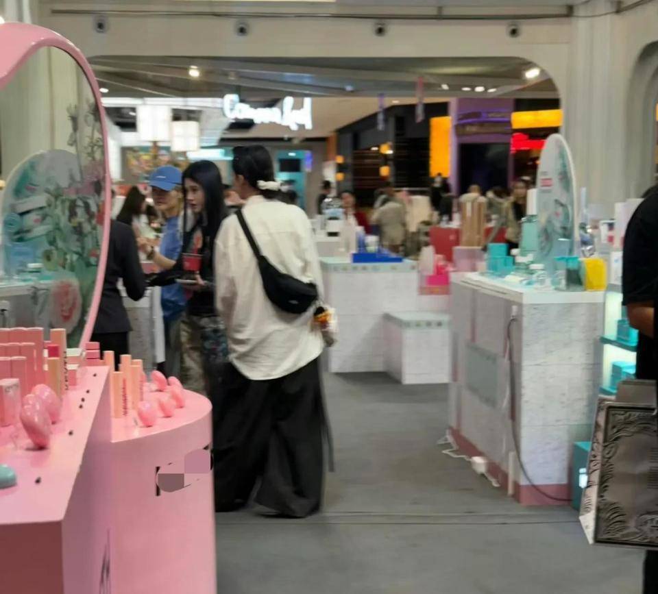 被网友偶遇身材娇小五官立体打扮时尚洋气麻将胡了2模拟器试玩鞠婧炜曼谷超市购物(图2)