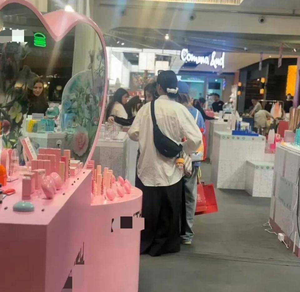 被网友偶遇身材娇小五官立体打扮时尚洋气麻将胡了2模拟器试玩鞠婧炜曼谷超市购物(图4)